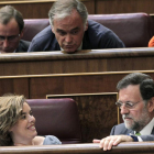 La portavoz popular, Sáenz de Santamaría, y Rajoy conversan con González Pons.