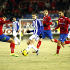 Javi Lara, rodeado de defensas del Numancia, estuvo a punto de marcar de nuevo de falta directa, pero el larguero repelió su disparo.