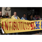 Miembros de la Acampada Antibióticos delante del Ayuntamiento de León