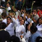 Integrantes de Las Damas de Blanco gritan consignas durante la marcha de ayer.