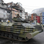 Un tanque patrulla por las calles de la favela de la Rocinha, en Río de Janeiro.