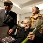 Joaquín y Generosa, con su hija, llevan 69 años de convivencia