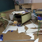 Interior del aula en el que el techo se derrumbó en el colegio de El Casar de Escalona.
