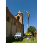 Una grúa ultima los trabajos en la torre