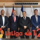 Antonio Martín, primero por la derecha, representó a la Cultural en su puesta de largo en la Liga de Fútbol Profesional. LFP