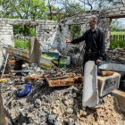 Un hombre entra en lo que queda de su casa, en Bohorodychne, en el Donetsk. OLEG PETRASYUK