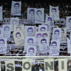 Aficionados del Real Madrid sostienen pancartas apelando al 'Espíritu Juanito'.