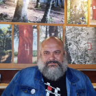 Felipe Zapico en la última exposición que hizo en León. CUEVAS