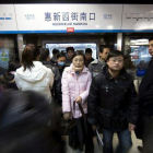 Pasajeros salen del metro en la hora punta, en Pekín (China).