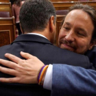 Pablo Iglesias abraza a Pedro Sánchez tras la votación de la moción de censura en el Congreso.