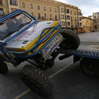 Raúl posa delante de la Catedral de León con el 4x4 con el que hace unos meses se proclamaba campeón nacional de Trial Fitness.