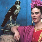 Frida Kahlo, con su águila mascota en 1939.