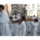 Un momento de la procesión de ayer en San Ignacio con la reliquia de San Juan de Ávila.