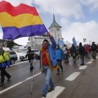 Los participantes en la Marcha de la Dignidad que partió de Asturias, ayer a su paso por la cima del Puerto de Pajares.