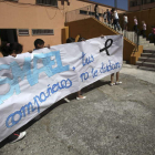 Compañeros del colegio de los hermanos fallecidos les recuerdan ayer en el patio.