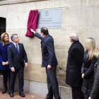 Rajoy descubre la placa conmemorativa.