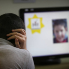 Un niño autista mmira una imagen. JESÚS F. SALVADORES