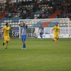 Los jugadores del Navalcarnero celebran un gol ante la desesperación de los locales.