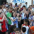 La gente se animó con la fiesta y la plaza adquirió color blanquiazul