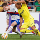 Cazorla lucha por el balón con el inglés Ryan Kent. D. CASTELLÓ