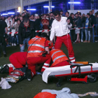 Servicios médicos intentan reanimar al acróbata accidentado en el festival Mad Cool de Madrid.