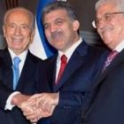 Un momento histórico en el que israelíes (Peres) y palestinos (Abás) se dan la mano