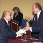 Francisco Escudero, recibiendo en 1997 de manos del Rey la Medalla al Mérito de las Bellas Artes