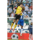 Gabi Milito cabecea un balón ante la oposición de Coloccini