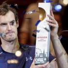 Andy Murray sostiene el trofeo del Abierto de Viena.