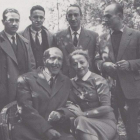 Concha Lagos, con Vicente Aleixandre (sentados)