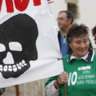 Una vecina de la montaña porta una pancarta en una de las numerosas manifestaciones celebradas