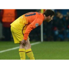 Messi se toca la pierna después de sufrir la lesión en París.