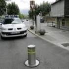 La calle Cruz de Miranda cuenta desde ayer con un bolardo que impide el paso de vehículos