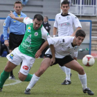 Aller, a la izquierda, pugna por hacerse con un balón que protege un jugador charro.