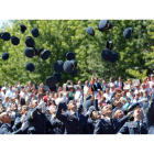 Los alumnos de una de las últimas promociones de la Academia Básica del Aire lanzan sus gorras al aire tras recibir sus despachos. JESÚS F SALVADORES