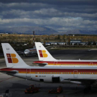 Dos aviones de Iberia, en el aeropuerto de Barajas.