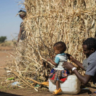 Imagen de tres refugiados en la región de Tigray. ALA KHEIR