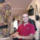 El presidente de la nueva asociación, Marcos, en uno de los comercios que regenta en Ponferrada