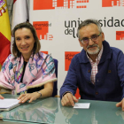 Victoria Seco y José Enrique Martínez, en la lectura del acta.