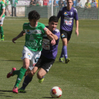 Adrián Rojo, a la izquierda, aunque no tuvo su tarde forzó el penalti que supuso el uno a cero.