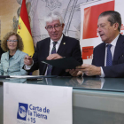 Panizo, María Novo, José Ángel Hermida y Federico Mayor Zaragoza, ayer en la firma en León de la Carta de la Tierra.