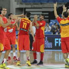 Los jugadores de la selección española de baloncesto celebran la victoria conseguida ante Serbia en el partido de cuartos de final disputado en el Stozice Arena de Ljubljana, Eslovenia.