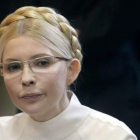Foto de archivo del 4 de julio de 2011 que muestra a la exprimera ministra y líder opositora de Ucrania, Yulia Timoshenko, durante una jornada de su juicio en Kiev, Ucrania.
