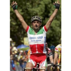 Paolo Bettini a su llegada a meta tras imponerse en la segunda etapa