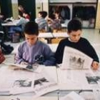 Los niños recortan conceptos clave en la escuela  y aplican las técnicas de la línea y el pulpo