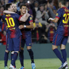 Iniesta, Alexis y Tello felicitan al argentino Leo Messi tras marcar el cuarto gol ante el Real Betis.