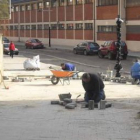 Los operarios trabajan para sustituir los adoquines en la avenida de la Constitución.