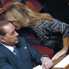 Silvio Berlusconi escucha atento a la senadora Alessandra Mussolini, el miércoles en el Senado.