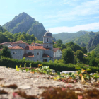 Oseja de Sajambre con su iglesia, paisaje en Posada de Valdeón, un hórreo en esta localidad y Cordiñanes (en la foto del recuadro).