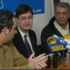 Fernando Valcarce (a la izquierda)  junto a Lisardo Fernández y Linares ayer en la sede del partido
